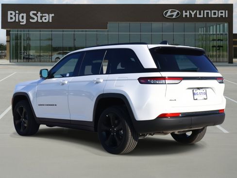 Used 2025 Jeep Grand Cherokee Altitude image 3