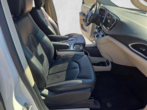 Used 2023 Chrysler Pacifica Touring-L FWD image 18