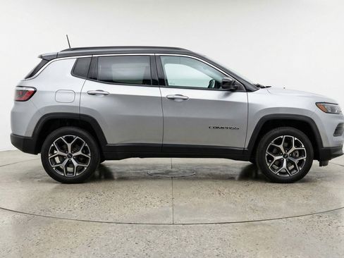 Used 2025 Jeep Compass Limited image 11