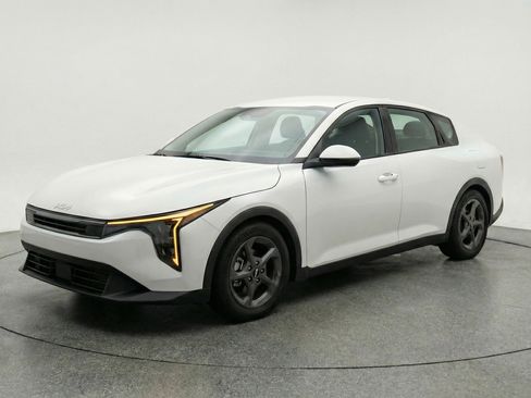 Used 2025 Kia K4 LXS image 3