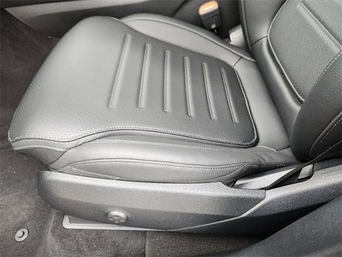 Certified 2025 Mercedes-Benz GLC 300 4MATIC image 7