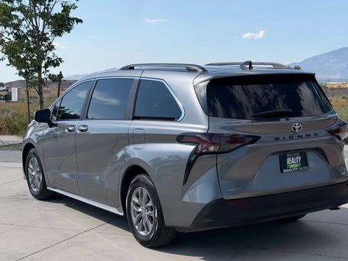 Used 2026 Toyota Sienna XLE FWD image 8