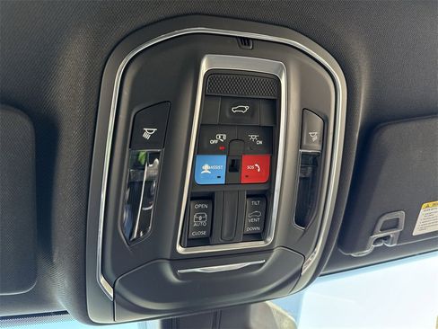 Used 2025 Jeep Grand Cherokee Altitude image 14