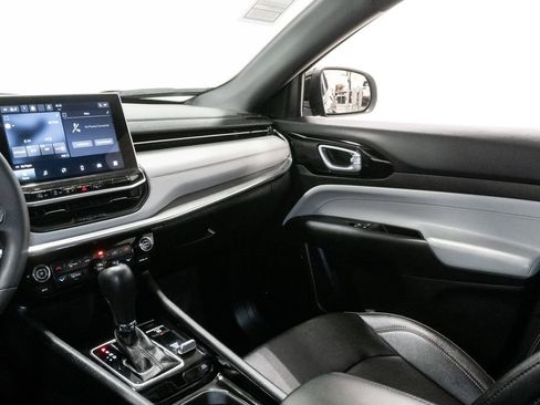 Used 2024 Jeep Compass Limited image 10