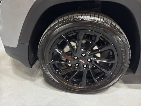 Used 2024 GMC Terrain SLE w/ Driver Convenience Package image 9