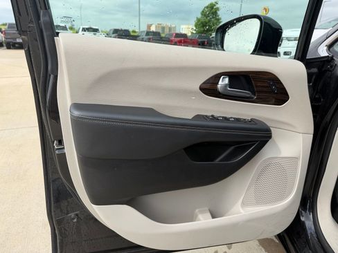 Used 2023 Chrysler Pacifica Limited image 11