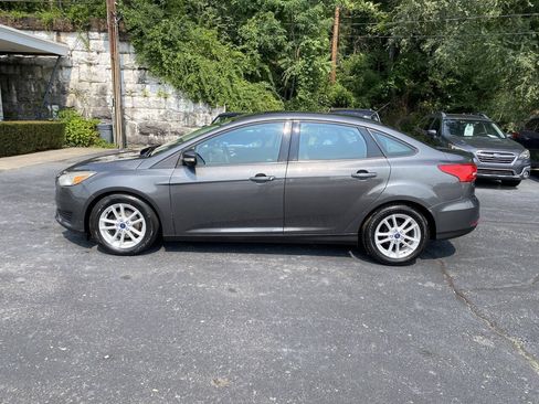 Used 2017 Ford Focus SE FWD image 2