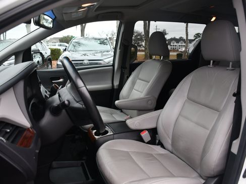 Used 2017 Toyota Sienna Limited Premium image 8