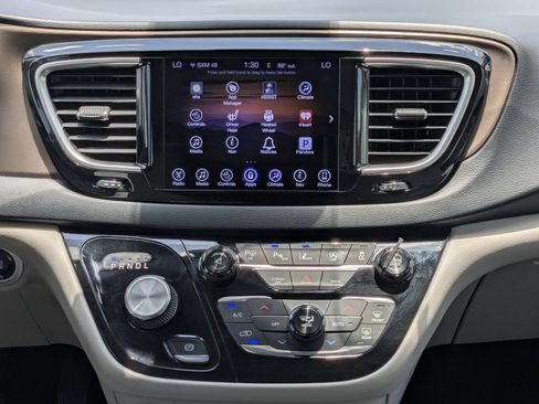 Used 2017 Chrysler Pacifica Touring-L Plus w/ Advanced Safetytec Group FWD image 27