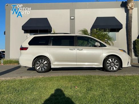 Used 2020 Toyota Sienna Limited image 4