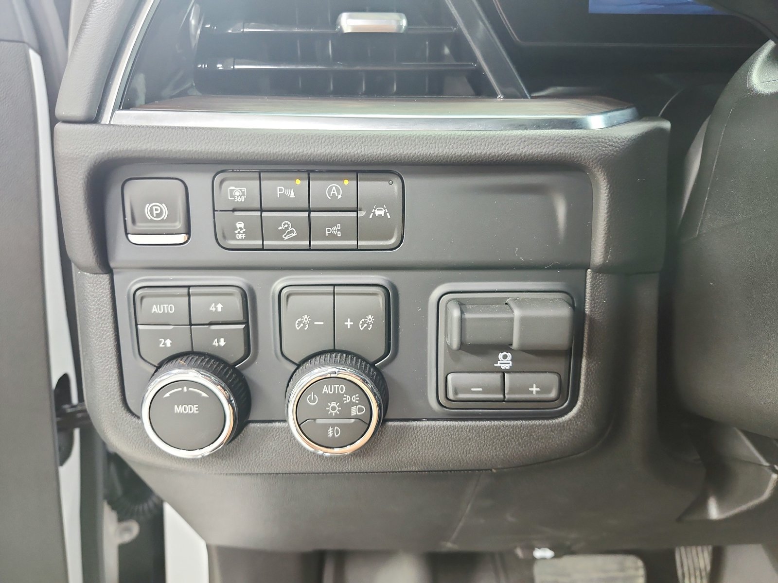 Used 2026 Chevrolet Tahoe Z71 w/ Comfort Package AWD/4WD image 25