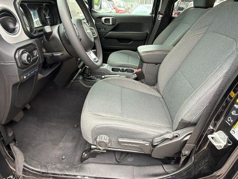 Used 2025 Jeep Wrangler Unlimited Sahara AWD/4WD image 16