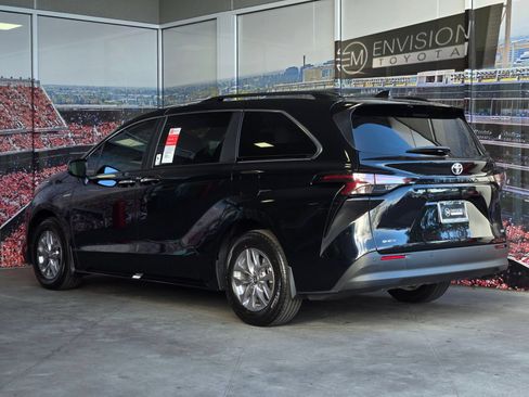 Certified 2026 Toyota Sienna XLE FWD image 6