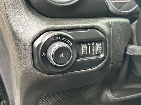 Used 2018 Jeep Wrangler Unlimited Sahara AWD/4WD image 29