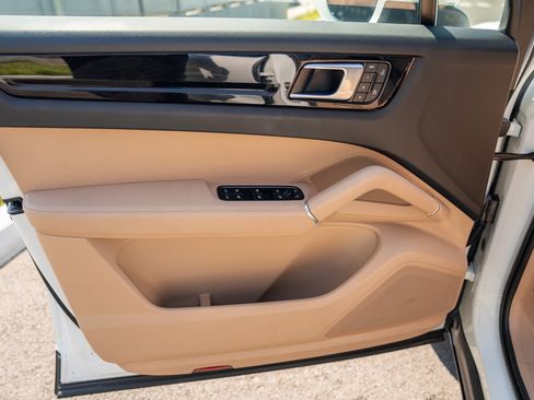 Certified 2022 Porsche Cayenne AWD/4WD image 10