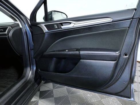 Certified 2017 Ford Fusion SE w/ Fusion SE Technology Package FWD image 9