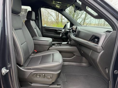 Used 2025 Chevrolet Suburban Premier RWD image 23