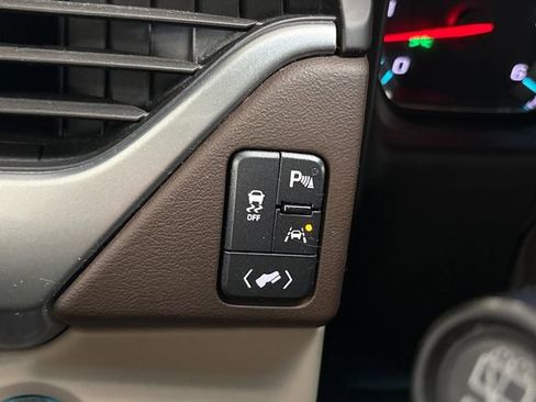 Used 2017 Chevrolet Suburban LT w/ Luxury Package image 47