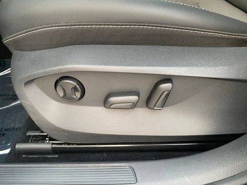 Used 2022 Volkswagen Taos SE w/ Panoramic Sunroof Package FWD image 19