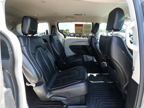 Used 2022 Chrysler Pacifica Touring-L FWD image 22