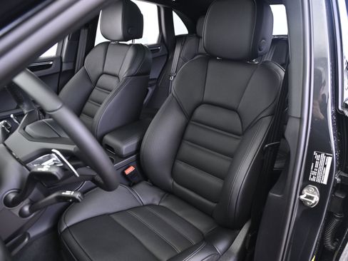 Used 2026 Porsche Macan AWD/4WD image 5