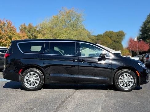 New 2026 Chrysler Pacifica Select image 7