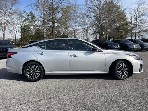 Used 2024 Nissan Altima 2.5 SV image 2