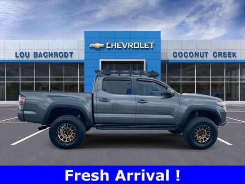 Used 2020 Toyota Tacoma TRD Off-Road w/ Technology Package image 9