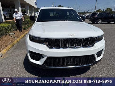 Used 2025 Jeep Grand Cherokee Laredo RWD image 6