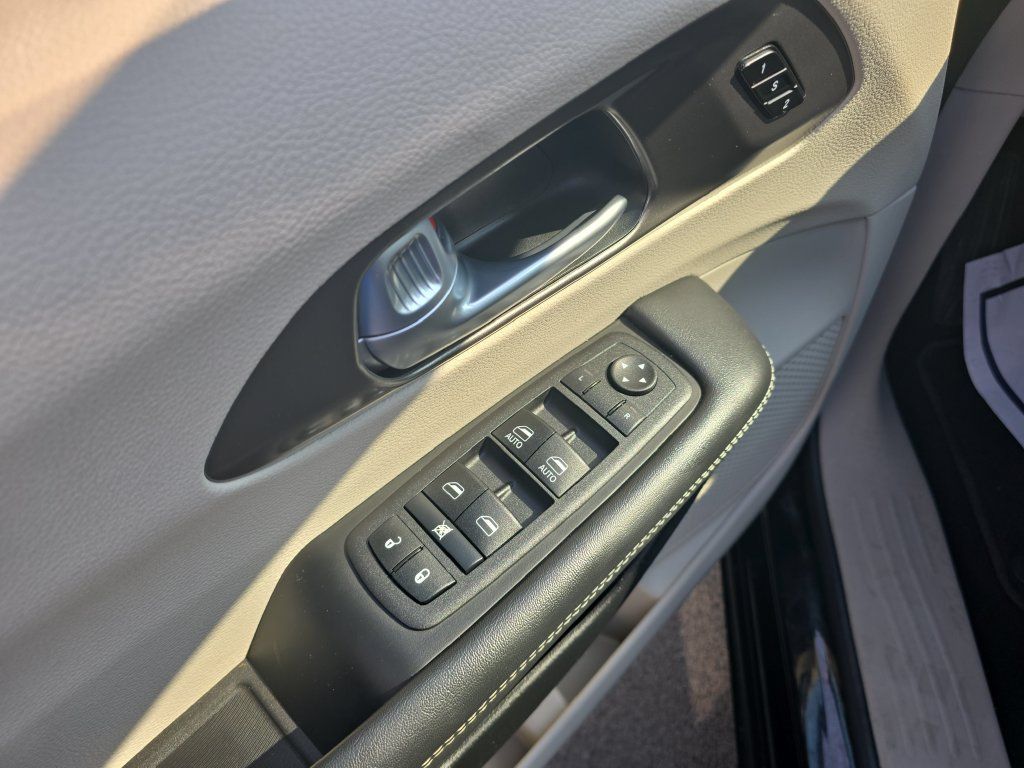 Used 2024 Chrysler Pacifica Touring-L FWD image 11