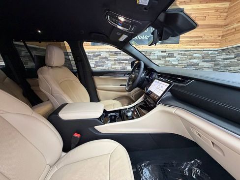 Used 2023 Jeep Grand Cherokee Limited w/ Luxury Tech Group II image 14