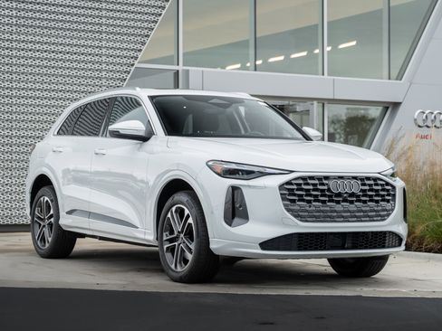 Certified 2025 Audi Q5 Premium w/ Convenience Package image 1