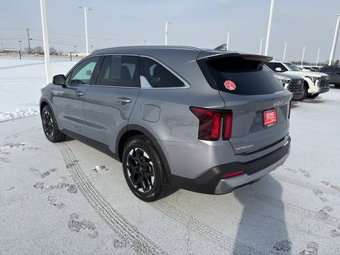 Used 2024 Kia Sorento S image 3