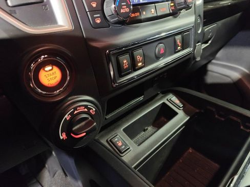 Used 2019 Nissan Titan SV w/ SV Convenience Package image 11