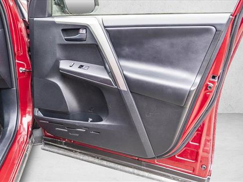 Used 2018 Toyota RAV4 LE image 29