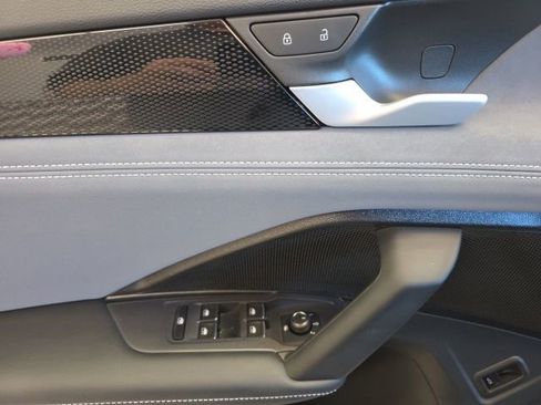 Certified 2025 Volkswagen Tiguan SE image 15