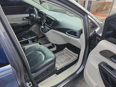 Used 2018 Chrysler Pacifica Touring-L Plus image 16