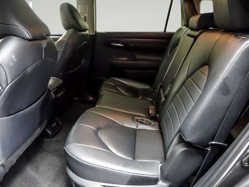 Used 2023 Toyota Highlander XLE AWD/4WD image 11