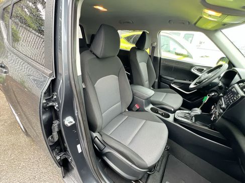 Certified 2025 Kia Soul LX FWD image 28