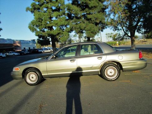 Used 2000 Ford Crown Victoria LX image 3