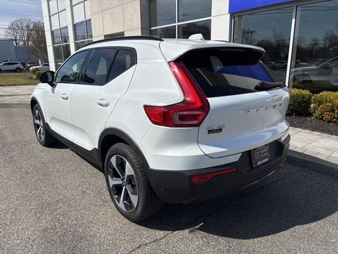 Used 2025 Volvo XC40 B5 Plus image 3