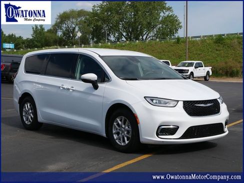 Used 2023 Chrysler Pacifica Touring-L FWD image 1