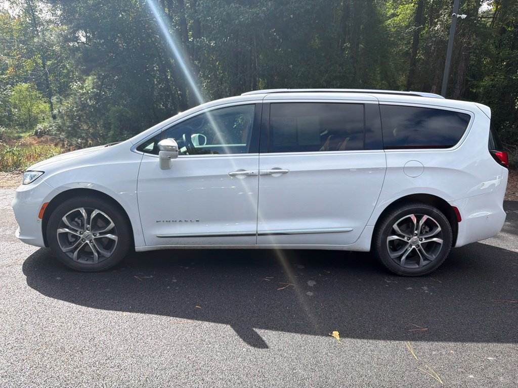 Used 2022 Chrysler Pacifica Pinnacle AWD/4WD image 2