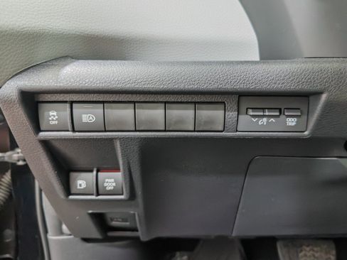 Used 2025 Toyota Sienna XLE AWD/4WD image 29