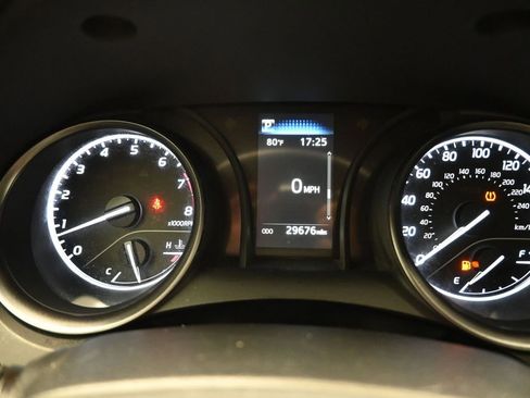 Used 2023 Toyota Camry SE image 6