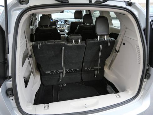 Used 2024 Chrysler Pacifica Touring-L image 18