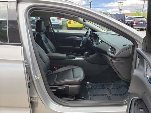 Used 2019 Buick Regal Preferred w/ Sights and Sounds Package image 17