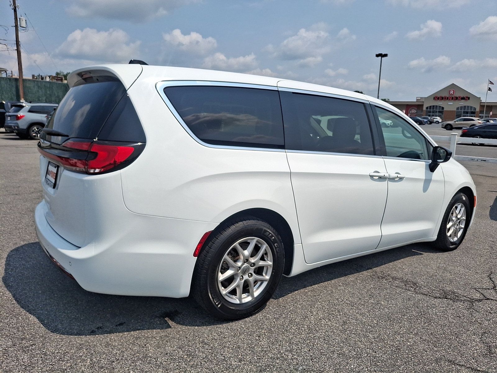 Used 2024 Chrysler Pacifica Touring-L FWD image 6