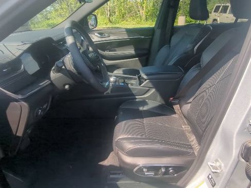 Used 2025 Jeep Grand Cherokee L Overland w/ Luxury Tech Group IV AWD/4WD image 11