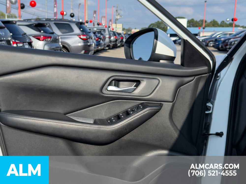 Used 2024 Nissan Rogue SV FWD image 9